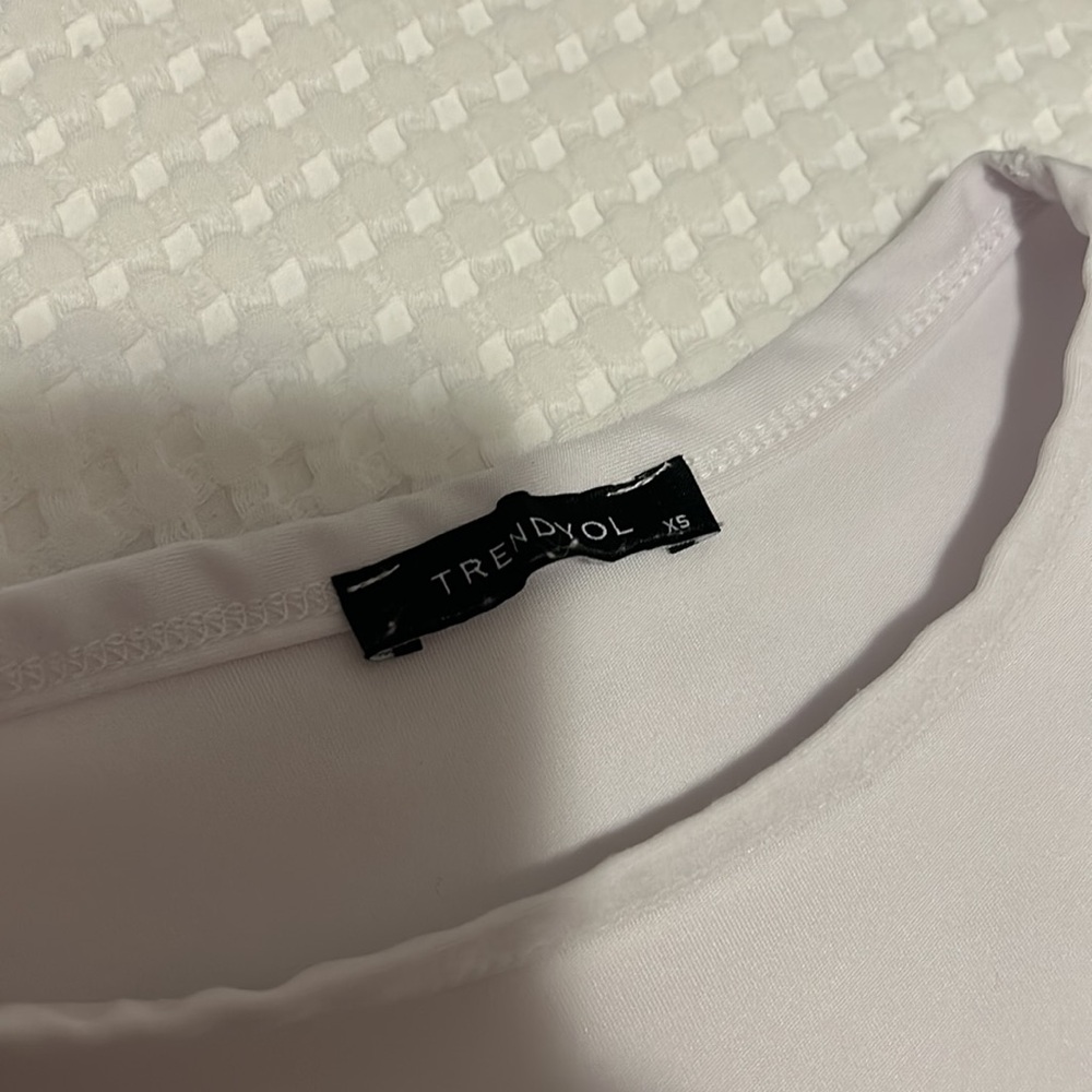 white crop top - Picture 2 of 3
